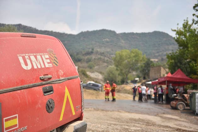 The response team for the Riglos, Huesca, wildfire reaches 1,000 personnel after a calmer night. Members of the UME (Military Emergency Unit) during wildfire suppression efforts on August 16, 2026, in Las Penas de Riglos, Huesca, Aragon, Spain. The response team deployed to the forest fire in Las Penas de Riglos, Huesca, reached a record total of 1,000 personnel this Sunday, with the addition of 100 French firefighters and between 35 and 40 aircraft, after last night proved to be calmer, with high humidity and little wind, and the fire’s perimeter has not expanded significantly. The fire has burned more than 16,600 hectares, forced the evacuation of 19 villages, and led to the evacuation of more than 1,000 people. AUGUST 16, 2026 FOREST FI Copyright: xVeronicaxLacasax 7716713