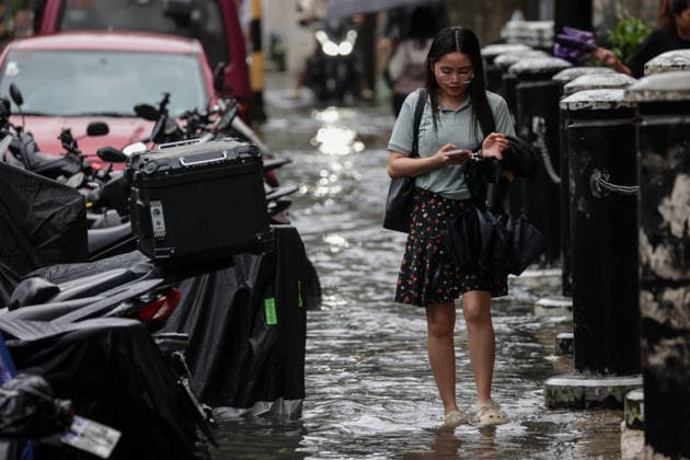 Heavy Rainfall To Continue In Manila A woman wades along a flooded road in Makati City, Manila, Philippines, on August 17, 2026. According to the Philippine Atmospheric, Geophysical, Astronomical and Services Administration s (PAGASA) latest weather forecast, the southwest monsoon will continue to bring heavy rainfall in Luzon, which includes Metro Manila, Ilocos Norte, Batanes, Cagayan, Cordillera Administrative Region, Tarlac, Pampanga, Cavite and Batangas. Makati Philippines Copyright: xMarkxCristinox originalFilename: cristino-notitle260817_npOUL.jpg