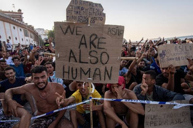 August 17, 2026, Ceuta, Spain: CEUTA, SPAIN †AUGUST 17, 2026: More than 100 migrants, most of them Moroccan, have been protesting for days in front of National Police vans during the daily food distribution provided by the Spanish Red Cross at TrampoloÂn Beach. â€oeNo asylum, no food†is the chant repeated by the migrants on the sand, while African migrants continue to stay in the temporary accommodation facilities set up on the Ceuta beach. Authorities are expected to clear the beach in the coming days and transfer the migrants to four reception facilities announced today by Spainâ€⠢s Minister for Migration, Elma Saiz. Ceuta Spain - ZUMAq101 20260817_zna_q101_080 Copyright: xAntonioxSemperex