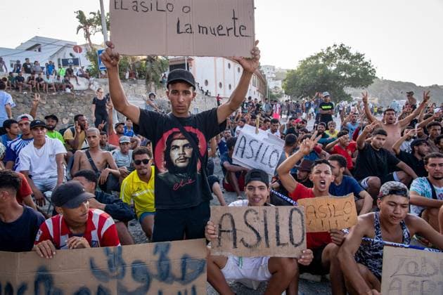 August 17, 2026, Ceuta, Spain: CEUTA, SPAIN †AUGUST 17, 2026: More than 100 migrants, most of them Moroccan, have been protesting for days in front of National Police vans during the daily food distribution provided by the Spanish Red Cross at TrampoloÂn Beach. â€oeNo asylum, no food†is the chant repeated by the migrants on the sand, while African migrants continue to stay in the temporary accommodation facilities set up on the Ceuta beach. Authorities are expected to clear the beach in the coming days and transfer the migrants to four reception facilities announced today by Spainâ€⠢s Minister for Migration, Elma Saiz. Ceuta Spain - ZUMAq101 20260817_zna_q101_083 Copyright: xAntonioxSemperex