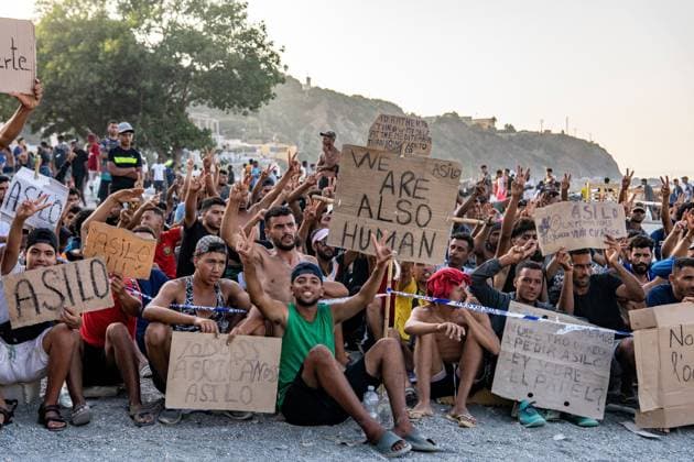 August 17, 2026, Ceuta, Spain: CEUTA, SPAIN †AUGUST 17, 2026: More than 100 migrants, most of them Moroccan, have been protesting for days in front of National Police vans during the daily food distribution provided by the Spanish Red Cross at TrampoloÂn Beach. â€oeNo asylum, no food†is the chant repeated by the migrants on the sand, while African migrants continue to stay in the temporary accommodation facilities set up on the Ceuta beach. Authorities are expected to clear the beach in the coming days and transfer the migrants to four reception facilities announced today by Spainâ€⠢s Minister for Migration, Elma Saiz. Ceuta Spain - ZUMAq101 20260817_zna_q101_081 Copyright: xAntonioxSemperex