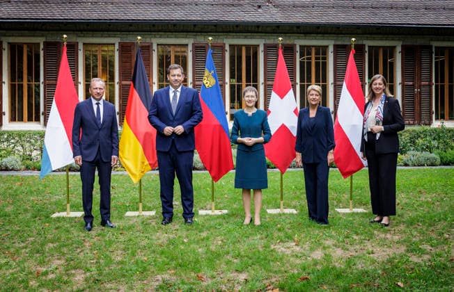 Lars Klingbeil (2.v.l.), Bundesminister der Finanzen, aufgenommen im Rahmen seiner Teilnahme am Treffen der Finanzministerinnen und Finanzminister von Deutschland, Liechtenstein, Luxemburg, Oesterreich und der Schweiz in Liechtenstein. V.L. Gilles Roth, Finanzminister Luxemburg, Brigitte Haas, Regierungschefin von Liechtenstein und Ministerin fuer Praesidiales und Finanzen, Karin Keller-Sutter, Finanzministerin der Schweiz, und Barbara Eibinger-Miedl, Staatssekretaerin im oesterreichischen Finanzministerium. Fotografiert im Auftrag des Bundesfinanzministeriums Schaan Liechtenstein Copyright: xThomasxKoehlerx