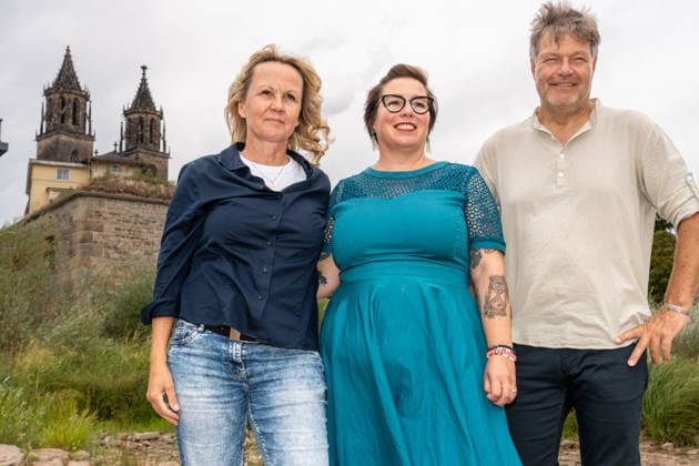 Steffi Lemke, ehemalige Bundesumweltministerin, Susan Sziborra-Seidlitz, Spitzenkandidatin der GRÜNEN, Wahlveranstaltung mit Robert Habeck, Landtagswahlen in Sachsen-Anhalt am 6. September, Magdeburg, 28. August 2026 Deutschland, Magdeburg, 28. August 2026, von links vor dem Magdeburger Dom, : Steffi Lemke, ehemalige Bundesumweltministerin, Susan Sziborra-Seidlitz, GRÜNEN-Spitzenkandidatin, Robert Habeck, ehemaliger Bundeswirtschaftsminister, Wahlveranstaltung der GRÜNEN: Lunch mit Suse Sziborra-Seidlitz und Robert Habeck, Schweizer Milchkuranstalt, Schleinufer, Landtagswahlen in Sachsen-Anhalt am 6. September, Wahlkampf, Politik,