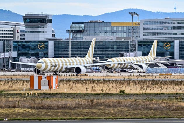 03.09.2026, xsvx, Reise, Urlaub,Wirtschaft, emwir, Zwei Flugzeuge A330-900 von Condor mit der Condor Beach Livery, Beach Livery, Condor Beach, Beige Livery, beige-weiße Streifen, Condor Streifenlackierung, Condor Stripes auf dem Rollfeld in Frankfurt. Symbolfoto, Symbolbild Frankfurt