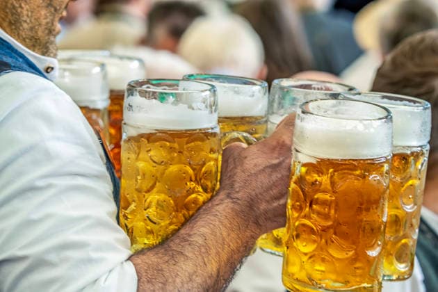 Bedienung trägt frisch eingeschenkte Maßkrüge Bier durch das volle Festzelt, Volksfest Gillamoos, Abensberg, 7. September .2026 Deutschland, Abensberg, 7. September 2026, Bedienung trägt frisch eingeschenkte Maßkrüge Bier durch das volle Festzelt, er trägt in jeder Hand 5 volle Maßkrüge, Helles und Radler, Bier und Geselligkeit beim traditionellen Volksfest Gillamoos, Gastronomie, Bayern,