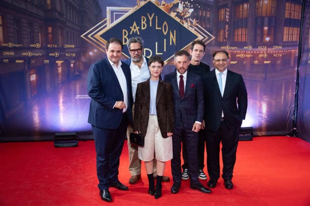 v.l. Nathanael LIMINSKI, Leiter der Staatskanzlei NRW, Achim von BORRIES, Regisseur, Liv Lisa FRIES, Schauspielerin, Volker BRUCH, Schauspieler, Tom TYKWER, Regisseur, Walid NAKSCHBANDI, Leiter der Filmstiftung NRW, Roter Teppich, Red Carpet Show, Ankunft, arrival, Premiere der finalen Staffel von Babylon Berlin am 11.09.2026 im Naturstrom Open Air -Kino im Rheinau-Hafen in Koeln,