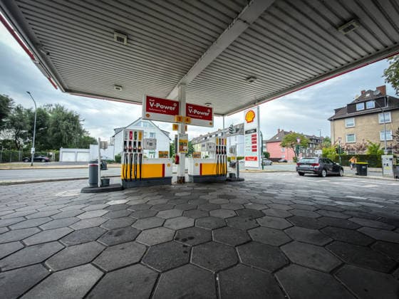 Shell-Tankstelle, Außenansicht, Totale, Zapfsäulen unter Tankstellendach, Shell V-Power, Kraftstoff, Benzin, Diesel, Spritpreise, Preistafel, Energie, Mobilität, Straßenverkehr, Auto, Tanken, Mineralölkonzern, Shell, Logo, Werbung, Wirtschaft, Energiepreise, Kraftstoffpreise, Benzinpreis, Dieselpreis, Tankkosten, Inflation, Verbraucher, Symbolfoto. Copyright: xJOERANxSTEINSIEKx