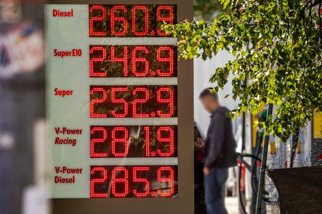 Neue Rekordpreise an der Tankstelle, ein Liter Diesel kostet hier aktuell 2,60 Euro, Super E10 kostet 2,46 Euro, Super E5 2,52 Euro, Shell Tankstelle am Mittleren Ring, München, 15. September 2026 Deutschland, München, 15. September 2026, hohe Spritpreise an der Tankstelle, ein Liter Diesel kostet hier aktuell 2,60 Euro, Super E10 kostet 2,46 Euro, Super E5 kostet 2,52 Euro, Spritpreise sind wegen des Irankrieges stark gestiegen, Kunde beim Tanken, Shell Tankstelle am Mittleren Ring, mittags um 12:30 Uhr, Bayern,