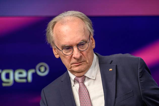 im Bild v.l.: Reiner Haseloff, CDU (ehemaliger Ministerpräsident Sachsen-Anhalt), GER, Berlin, Studio, zu Gast bei Maischberger, politische Talkshow, TV, Format, mit Moderatorin Sandra Maischberger, Das Erste, aus Adlershof Am Studio 20, 15.09.2026, Copyright: HMBxMedia UwexKoch
