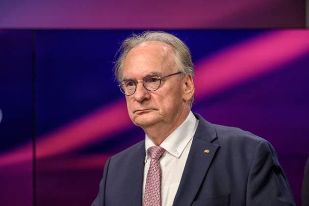 im Bild v.l.: Reiner Haseloff, CDU (ehemaliger Ministerpräsident Sachsen-Anhalt), GER, Berlin, Studio, zu Gast bei Maischberger, politische Talkshow, TV, Format, mit Moderatorin Sandra Maischberger, Das Erste, aus Adlershof Am Studio 20, 15.09.2026, Copyright: HMBxMedia UwexKoch