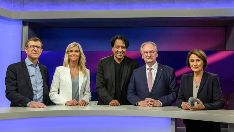 im Bild v.l.: Christoph von Marschall (Tagesspiegel) , Susann Reichenbach (MDR), Cherno Jobatey (Journalist und Autor), Reiner Haseloff, CDU (ehemaliger Ministerpräsident Sachsen-Anhalt), Sandra Maischberger, GER, Berlin, Studio, zu Gast bei Maischberger, politische Talkshow, TV, Format, mit Moderatorin Sandra Maischberger, Das Erste, aus Adlershof Am Studio 20, 15.09.2026, Copyright: HMBxMedia UwexKoch
