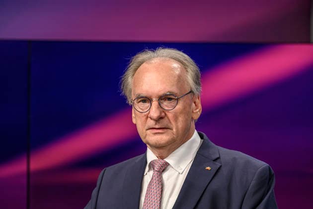 im Bild v.l.: Reiner Haseloff, CDU (ehemaliger Ministerpräsident Sachsen-Anhalt), GER, Berlin, Studio, zu Gast bei Maischberger, politische Talkshow, TV, Format, mit Moderatorin Sandra Maischberger, Das Erste, aus Adlershof Am Studio 20, 15.09.2026, Copyright: HMBxMedia UwexKoch