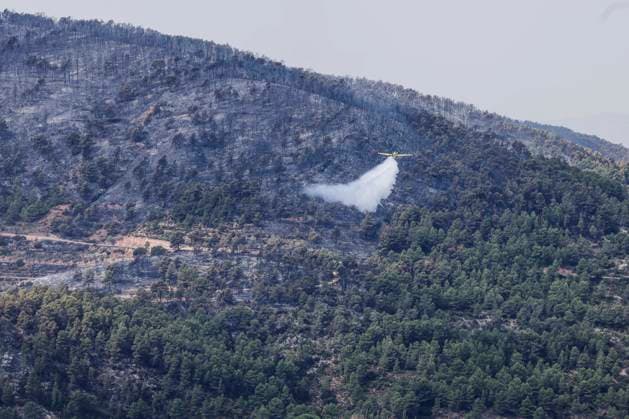 The Tuéjar fire has burned 880 hectares, and efforts are focused on preventing it from crossing the reservoir ahead of the storm. An airplane is assisting in the efforts to extinguish the wildfire, on September 16, 2026, in Tuéjar, Valencia, Valencian Community, Spain. The fire, which broke out on the afternoon of Tuesday, September 15, in the Valencian town of Tuéjar, has evolved favorably overnight, but it remains active, and efforts are now focused on preventing it from spreading west of the reservoir, with authorities monitoring the storm expected this afternoon and wind conditions, which may be erratic with gusts ranging from 50 to 80 kilometers per hour. SEPTEMBER 16, 2026 Tuéjar, Valencia, Valencian Community Tuéjar, Valencia, Valen Copyright: xRoberxSolsonax 7778868