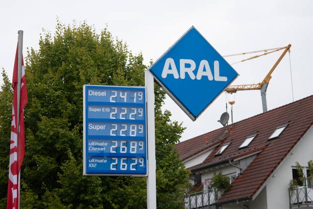 Aral Tankstelle, Zapfsäule, Zapfpistole, Tankstellenanzeige, Kraftstoffpreise, Benzin, Super E10, Super E5, Diesel, Spritpreise, Tanken, Autofahrer, Verkehr, Mobilität, Pendler, Rekordpreise, Preissteigerung, hohe Spritpreise, Energiepreise, Ölpreis, Rohöl, Brent, Nahostkonflikt, Iran Krieg, Energiekrise, Inflation, Verbraucher, Entlastungen, Tankrabatt, Energiesteuer, Mehrwertsteuer, Bundesregierung, Preisdeckel, Niedrigwasser Rhein, Symbolfoto Freiburg Tankstelle Baden-Württemberg Deutschland Copyright: xFINLEYxMÖRCHx
