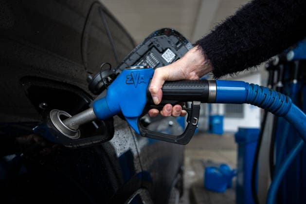 Aral Tankstelle, Zapfsäule, Zapfpistole, Tankstellenanzeige, Kraftstoffpreise, Benzin, Super E10, Super E5, Diesel, Spritpreise, Tanken, Autofahrer, Verkehr, Mobilität, Pendler, Rekordpreise, Preissteigerung, hohe Spritpreise, Energiepreise, Ölpreis, Rohöl, Brent, Nahostkonflikt, Iran Krieg, Energiekrise, Inflation, Verbraucher, Entlastungen, Tankrabatt, Energiesteuer, Mehrwertsteuer, Bundesregierung, Preisdeckel, Niedrigwasser Rhein, Symbolfoto Freiburg Tankstelle Baden-Württemberg Deutschland Copyright: xFINLEYxMÖRCHx