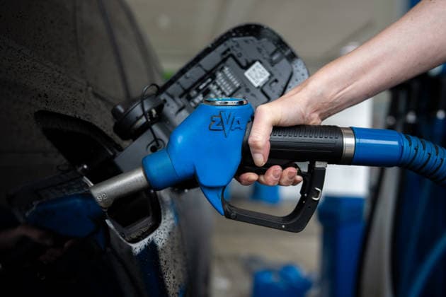 Aral Tankstelle, Zapfsäule, Zapfpistole, Tankstellenanzeige, Kraftstoffpreise, Benzin, Super E10, Super E5, Diesel, Spritpreise, Tanken, Autofahrer, Verkehr, Mobilität, Pendler, Rekordpreise, Preissteigerung, hohe Spritpreise, Energiepreise, Ölpreis, Rohöl, Brent, Nahostkonflikt, Iran Krieg, Energiekrise, Inflation, Verbraucher, Entlastungen, Tankrabatt, Energiesteuer, Mehrwertsteuer, Bundesregierung, Preisdeckel, Niedrigwasser Rhein, Symbolfoto Freiburg Tankstelle Baden-Württemberg Deutschland Copyright: xFINLEYxMÖRCHx