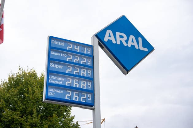 Aral Tankstelle, Zapfsäule, Zapfpistole, Tankstellenanzeige, Kraftstoffpreise, Benzin, Super E10, Super E5, Diesel, Spritpreise, Tanken, Autofahrer, Verkehr, Mobilität, Pendler, Rekordpreise, Preissteigerung, hohe Spritpreise, Energiepreise, Ölpreis, Rohöl, Brent, Nahostkonflikt, Iran Krieg, Energiekrise, Inflation, Verbraucher, Entlastungen, Tankrabatt, Energiesteuer, Mehrwertsteuer, Bundesregierung, Preisdeckel, Niedrigwasser Rhein, Symbolfoto Freiburg Tankstelle Baden-Württemberg Deutschland Copyright: xFINLEYxMÖRCHx