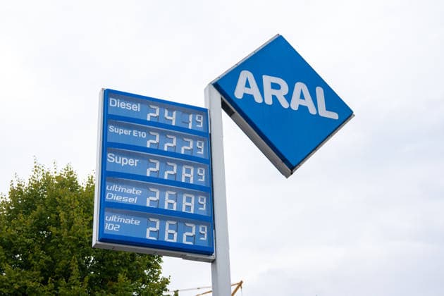Aral Tankstelle, Zapfsäule, Zapfpistole, Tankstellenanzeige, Kraftstoffpreise, Benzin, Super E10, Super E5, Diesel, Spritpreise, Tanken, Autofahrer, Verkehr, Mobilität, Pendler, Rekordpreise, Preissteigerung, hohe Spritpreise, Energiepreise, Ölpreis, Rohöl, Brent, Nahostkonflikt, Iran Krieg, Energiekrise, Inflation, Verbraucher, Entlastungen, Tankrabatt, Energiesteuer, Mehrwertsteuer, Bundesregierung, Preisdeckel, Niedrigwasser Rhein, Symbolfoto Freiburg Tankstelle Baden-Württemberg Deutschland Copyright: xFINLEYxMÖRCHx