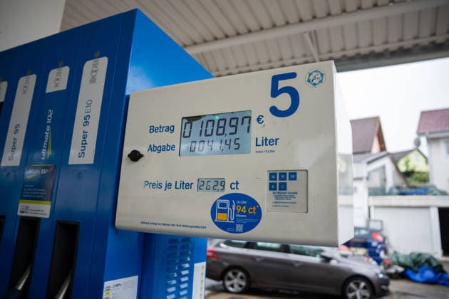 Aral Tankstelle, Zapfsäule, Zapfpistole, Tankstellenanzeige, Kraftstoffpreise, Benzin, Super E10, Super E5, Diesel, Spritpreise, Tanken, Autofahrer, Verkehr, Mobilität, Pendler, Rekordpreise, Preissteigerung, hohe Spritpreise, Energiepreise, Ölpreis, Rohöl, Brent, Nahostkonflikt, Iran Krieg, Energiekrise, Inflation, Verbraucher, Entlastungen, Tankrabatt, Energiesteuer, Mehrwertsteuer, Bundesregierung, Preisdeckel, Niedrigwasser Rhein, Symbolfoto Freiburg Tankstelle Baden-Württemberg Deutschland Copyright: xFINLEYxMÖRCHx