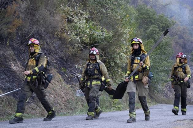 The out-of-control fire in Quiroga has burned 250 hectares Several forest firefighters are working to extinguish a forest fire on September 16, 2026, in Quiroga, Lugo, Galicia, Spain. The fire, which has already destroyed 250 hectares, broke out at 3:30 p.m. on Tuesday, September 15, in the mountains of Quiroga, in the parish of Pacios da Serra, and spread rapidly due to wind conditions throughout the day. SEPTEMBER 16, 2026 FIRE FOREST FIRE FOREST FIREFIGHTERS BRIGADE MEMBERS Quiroga, Lugo, Galicia Quiroga, Lugo, Galicia, Spain Copyright: xCarlosxCastrox 7779931