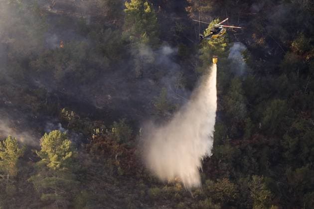 The out-of-control fire in Quiroga has burned 250 hectares. A helicopter assists in firefighting efforts on September 16, 2026, in Quiroga, Lugo, Galicia, Spain. The fire, which has already destroyed 250 hectares, broke out at 3:30 p.m. on Tuesday, September 15, in the Quiroga mountains, in the parish of Pacios da Serra, and spread rapidly due to wind conditions throughout the day. SEPTEMBER 16, 2026 FIRE FOREST FIRE FOREST FIREFIGHTERS BRIGADES HELICOPTER Quiroga, Lugo, Galicia Quiroga, Lugo, Galicia, Spain Copyright: xCarlosxCastrox 7779935