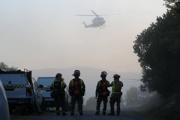 The out-of-control wildfire in Quiroga has burned 250 hectares. Several forest firefighters are working to extinguish a wildfire on September 16, 2026, in Quiroga, Lugo, Galicia, Spain. The fire, which has already destroyed 250 hectares, broke out at 3:30 p.m. on Tuesday, September 15, on the Quiroga mountain, in the parish of Pacios da Serra, and spread rapidly due to wind conditions throughout the day. SEPTEMBER 16, 2026 FIRE FOREST FIRE FOREST FIREFIGHTERS BRIGADE MEMBERS HELICOPTER Quiroga, Lugo, Galicia Quiroga, Lugo, Galicia, Spain Copyright: xCarlosxCastrox 7779948