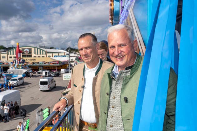 Oktoberfest 2026, Festwirte Peter Inselkammer und Christian Schottenhamel im Fahrgeschäft Fisherman s beim traditionellen Presserundgang, München, 17. September 2026 Deutschland, München, 17. September 2026, Oktoberfest 2026,, Festwirte Peter Inselkammer und Christian Schottenhamel im neuen Fahrgeschäft Fisherman s, beim traditionellen Presserundgang über die Wiesn, die Wiesn 2026 beginnt am 19. September und dauert bis zum 4. Oktober 2026, Volksfest, Theresienwiese, bayerisch, Bayern