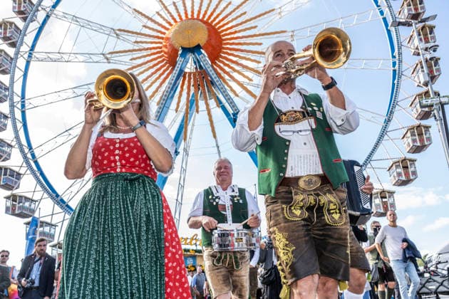 Wolfgang Grünbauer und die Münchner Oktoberfestmusikanten vor dem Riesenrad, Blasmusik beim traditionellen Presserundgang über die Wiesn,, München, 17. September 2026 Deutschland, München, 17. September 2026, Oktoberfest 2026, Wolfgang Grünbauer und die Münchner Oktoberfestmusikanten vor dem Riesenrad, beim traditionellen Presserundgang über die Wiesn, zwei Tage vor dem Start, die Wiesn 2026 beginnt am 19. September und dauert bis zum 4. Oktober 2026, Volksfest, Theresienwiese, bayerisch, Bayern