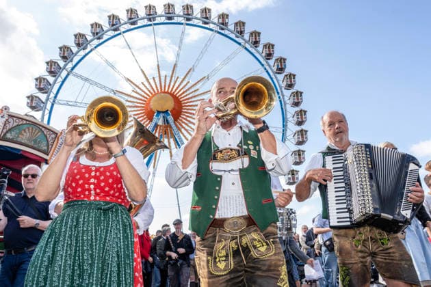 Wolfgang Grünbauer und die Münchner Oktoberfestmusikanten vor dem Riesenrad, Blasmusik beim traditionellen Presserundgang über die Wiesn,, München, 17. September 2026 Deutschland, München, 17. September 2026, Oktoberfest 2026, Wolfgang Grünbauer und die Münchner Oktoberfestmusikanten vor dem Riesenrad, beim traditionellen Presserundgang über die Wiesn, zwei Tage vor dem Start, die Wiesn 2026 beginnt am 19. September und dauert bis zum 4. Oktober 2026, Volksfest, Theresienwiese, bayerisch, Bayern