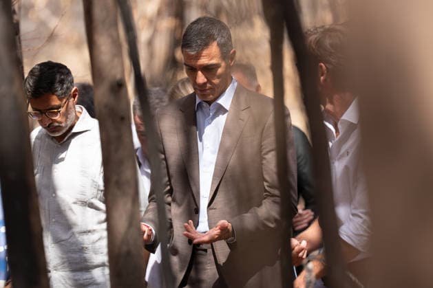 Pedro Sánchez Meets in Niebla with the Mayors of the Municipalities Affected by the Fire. Prime Minister Pedro Sánchez visits the area devastated by this summer’s fire. September 17, 20226, in Niebla, Huelva, Andalusia, Spain. On Thursday, Spanish Prime Minister Pedro Sánchez called for action to address the causes of the Niebla fire—the largest wildfire in the country’s history—which, in his view, starkly revealed the consequences of a climate emergency, and for this reason, he has called for building, through public-private collaboration, a stronger and more prosperous country. SEPTEMBER 17, 2026 Francisco J Niebla, Huelva, Andalusia, Spain Niebla, Huelva, Andalusia, Spain Spain Copyright: xFranciscoxJ.xOlmox 7781614