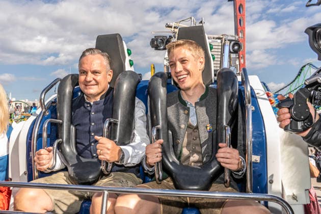 Dominik Krause, Münchner Oberbürgermeister, mit Dr. Christian Scharpf, Wiesnchef, in der Wiesn-Neuheit Shake & Roll, neues Fahrgeschäft beim Oktoberfest 2026, beim traditionellen Presserundgang, München, 17. September 2026 Deutschland, München, 17. September 2026, Oktoberfest 2026, Dominik Krause, Münchner Oberbürgermeister, (Grüne), mit Dr. Christian Scharpf, Wiesnchef und Wirtschaftsreferent, in der Wiesn-Neuheit Shake & Roll, neues Fahrgeschäft beim Oktoberfest 2026, beim traditionellen Presserundgang über die Wiesn, die Wiesn 2026 beginnt am 19. September und dauert bis zum 4. Oktober 2026, Volksfest, Theresienwiese, bayerisch, Bayern