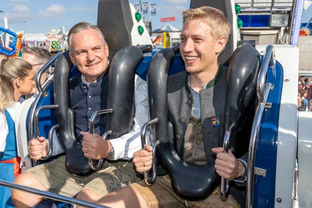 Dominik Krause, Münchner Oberbürgermeister, mit Dr. Christian Scharpf, Wiesnchef, in der Wiesn-Neuheit Shake & Roll, neues Fahrgeschäft beim Oktoberfest 2026, beim traditionellen Presserundgang, München, 17. September 2026 Deutschland, München, 17. September 2026, Oktoberfest 2026, Dominik Krause, Münchner Oberbürgermeister, mit Dr. Christian Scharpf, (links), Wiesnchef und Wirtschaftsreferent, in der Wiesn-Neuheit Shake & Roll, neues Fahrgeschäft beim Oktoberfest 2026, beim traditionellen Presserundgang über die Wiesn, die Wiesn 2026 beginnt am 19. September und dauert bis zum 4. Oktober 2026, Volksfest, Theresienwiese, bayerisch, Bayern