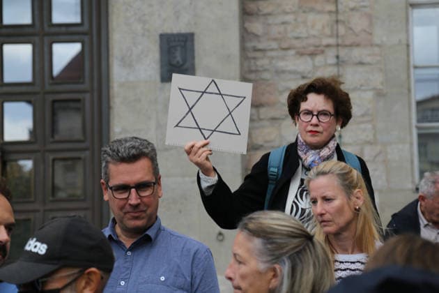 Berlin, Deutschland 17.09.2026: Teilnehmer der Solidaritätsaktion Berlin trägt Davidstern vor dem Rathaus Neukölln zeigen Davidsterne und Plakate mit Wir schützen jüdisches Leben Gegen jeden Antisemitismus. Davidstern, Solidarität, jüdische Gemeinschaft, jüdisches Leben, Judentum, Antisemitismus, Zeichen gegen Antisemitismus, Bezirksamt Neukölln, Kundgebung, Zivilgesellschaft. Copyright: xAlonxDavidx