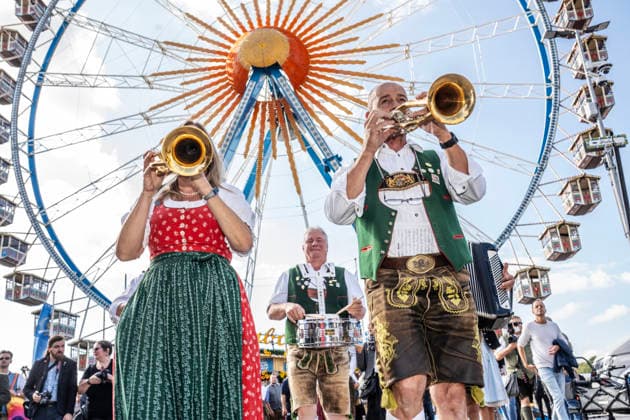 Wolfgang Grünbauer und die Münchner Oktoberfestmusikanten vor dem Riesenrad, Blasmusik beim traditionellen Presserundgang über die Wiesn,, München, 17. September 2026 Deutschland, München, 17. September 2026, Oktoberfest 2026, Wolfgang Grünbauer und die Münchner Oktoberfestmusikanten vor dem Riesenrad, beim traditionellen Presserundgang über die Wiesn, zwei Tage vor dem Start, die Wiesn 2026 beginnt am 19. September und dauert bis zum 4. Oktober 2026, Volksfest, Theresienwiese, bayerisch, Bayern
