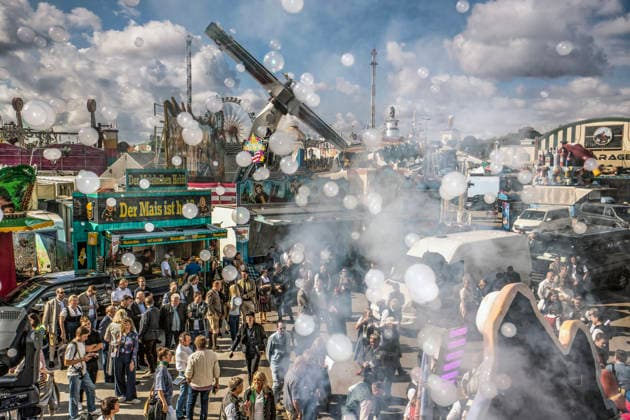 Oktoberfest 2026, Überblick vom Fahrgeschäft Fisherman s über die Theresienwiese, Seifenblasen und Nebel des Fahrgeschäfts füllen die Szene, München, 17. September 2026 Deutschland, München, 17. September 2026, Oktoberfest 2026,, Überblick vom Fahrgeschäft Fisherman s über die Theresienwiese, Seifenblasen und Nebel des Fahrgeschäfts füllen die Szene, blauer Himmel und Sonnenschein versprechen bestes Wiesnwetter, die Wiesn 2026 beginnt am 19. September und dauert bis zum 4. Oktober 2026, Volksfest, Theresienwiese, bayerisch, Bayern