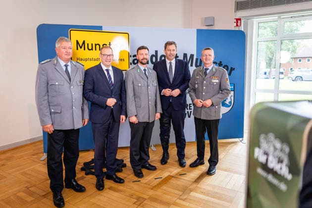 (L-R) Oberst Thomas Behr, Vorsitzender Bundeswehrverband Nord, Henning Otte, Wehrbeauftragter der Bundesregierung, Hauptmann Lars Schunack, Vorstandsmitglied Bundeswehrverband Nord, Lars Klingbeil, Bundesminister der Finanzen, und Oberst Andre Wuestner, Vorsitzender Deutscher Bundeswehrverband, aufgenommen im Rahmen der Feier zum 70 jaehrigen Bestehen des Bundeswehrverbands in Munster, 17.09.2026. Fotografiert im Auftrag des Bundesfinanzministeriums Munster Deutschland Copyright: xJulianexSonntag BMFx