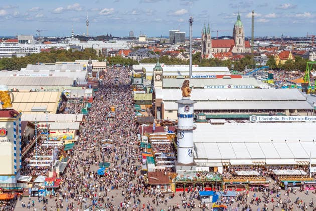 Oktoberfest 2026, Überblick vom Riesenrad über die Festzelte der Brauereien bis zur Paulskirche, Wiesn-Start bei strahlendem Sonnenschein und Temperaturen bis 24 Grad, bestes Wiesnwetter, Eröffnungstag, München, 19. September 2026 Deutschland, München, 19. September 2026, Oktoberfest 2026, Überblick vom Riesenrad über die Festzelte der Brauereien bis zur Paulskirche, Wiesn-Start bei strahlendem Sonnenschein und Temperaturen bis 24 Grad, Samstagmittag um 13:15 Uhr, blauer Himmel, bestes Wiesnwetter, typisch bayerisch, Volksfest, Bayern,
