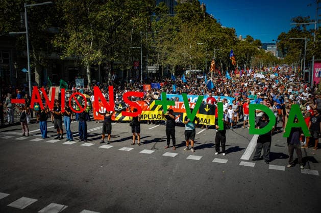 Protest Against the Expansion of Barcelona Airport A large crowd gathers during a protest against the expansion of Barcelona Airport on September 20, 2026, in Barcelona, Catalonia, Spain. A total of 210 social organizations have called for participation in this protest against the expansion of Barcelona Airport under the slogan No to the expansion, not now, not ever. September 20, 2026. Kike Rincó. Barcelona, Catalonia. Barcelona, Catalonia, Spain Copyright: xKikexRinconx 7787789