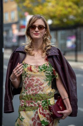 September 20, 2026, London, Camden, United Kingdom: An attendee arrives at the Erdem catwalk wearing a silk dress and leather jacket, held at the Roundhouse in Camden, London, as part of London Fashion Week 2026. Models and members of the fashion industry gather at the Roundhouse in Camden, London, for the Erdem catwalk show during London Fashion Week 2026. The event forms part of the official London Fashion Week schedule, bringing together models, designers, fashion professionals, media and guests for the presentation of Erdem s latest collection. London United Kingdom - ZUMAs197 20260920_aaa_s197_344 Copyright: xJamesxWilloughbyx