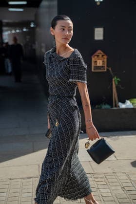 September 20, 2026, London, Camden, United Kingdom: An attendee arrives wearing a grey dress at the Erdem catwalk show, held at the Roundhouse in Camden, London, as part of London Fashion Week 2026. Models and members of the fashion industry gather at the Roundhouse in Camden, London, for the Erdem catwalk show during London Fashion Week 2026. The event forms part of the official London Fashion Week schedule, bringing together models, designers, fashion professionals, media and guests for the presentation of Erdem s latest collection. London United Kingdom - ZUMAs197 20260920_aaa_s197_342 Copyright: xJamesxWilloughbyx
