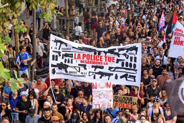 Teilnehmer einer Demonstration in Marseille gegen den umstrittenen Gesetzesentwurf zur Selbstverteidigung von Sicherheitskräften 20260920cd393 20260920cd393 Demonstration in Marseille am 20. September 2026 Protest gegen den umstrittenen Gesetzesentwurf zur Vermutung der rechtmäßigen Selbstverteidigung für Sicherheitskräfte, von Kritikern als Lizenz zum Töten (Permis de tuer) bezeichnet. Protest, Kundgebung, Plakat, Banner, Menschenmenge, Aktivisten, Jugendliche, Gesetz, Selbstverteidigung, Polizeigewalt, Unmut, politisch, engagiert, kritisch, jung, urban, protestierend, alternativ, mutig, friedlich, kontrovers, demonstrieren, protestieren, fordern, kritisieren, Hamburg Hamburg Deutschland Germany Copyright: xAchimxDuwentästerx