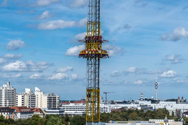 Oktoberfest 2026, Überblick vom Riesenrad über das Fahrgeschäft Hangover bis zum Horizont mit dem Olympiaturm, Wiesn-Start bei strahlendem Sonnenschein und Temperaturen bis 24 Grad, bestes Wiesnwetter, röffnungstag, 19. September 2026 Deutschland, München, 19. September 2026, Oktoberfest 2026, Überblick vom Riesenrad über das Fahrgeschäft Hangover bis zum Horizont mit dem Olympiaturm, Wiesn-Start bei strahlendem Sonnenschein und Temperaturen bis 24 Grad, Samstagmittag um 13:15 Uhr, blauer Himmel, bestes Wiesnwetter, typisch bayerisch, Volksfest, Bayern,