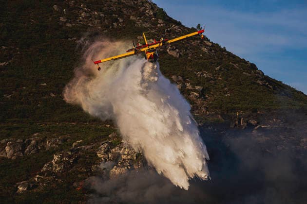 Forest Fire Raging in Porto do Son A water bomber is helping to extinguish the fire in Porto do Son on September 21, 2026, in Porto do Son, A Coruna, Galicia, Spain. A wildfire is currently burning in the A Coruna municipality of Porto do Son this Monday, with several firefighting resources on the scene. The Regional Ministry of Rural Affairs explains that the fire broke out at 2:00 p.m.,42 in the parish of Ribasieira. At this time, there is no estimate of the affected area. The fire has produced a column of smoke visible from various points in the O Barbanza region. SEPTEMBER 21, 2026 Porto do Son, A Coruna, Galicia Porto do Son, A Coruna, Galicia, Spain Copyright: xAgostimex 7790873