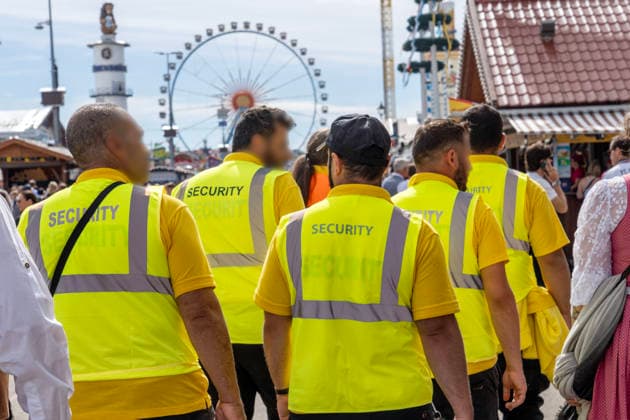 Oktoberfest 2026, Security Mitarbeiter auf der Festwiese, Riesenrad, München, 20. September 2026 Deutschland, München, 20. September 2026, Oktoberfest 2026, Security Mitarbeiter sorgen für Sicherheit auf der Wiesn, Wiesn-Start bei Temperaturen bis 24 Grad, Samstagmittag um 12:30 Uhr, bestes Wiesnwetter, typisch bayerisch, Volksfest, Bayern,