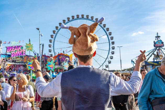 Oktoberfest 2026, Wiesnbesucher mit Hendl-Hut verbreitet gute Stimmung auf der Wiesn, bildet mit seinen Händen Fingerherzen, Symbol für Liebe, Zuneigung und Sympathie, Sonnenschein und blauer Himmel bei 21 Grad, München, 21. September 2026 Deutschland, München, 21. September 2026, Wiesnbesucher mit Hendl-Hut verbreitet gute Stimmung auf der Wiesn, bildet mit seinen Händen Fingerherzen, Symbol für Liebe, Zuneigung und Sympathie, Sonnenschein und Temperaturen bis 21 Grad, Mittwochnachmittag um 15 Uhr, freundliches Wiesnwetter mit Sonnenschein, typisch bayerisch, Oktoberfest 2026, Volksfest, Bayern,