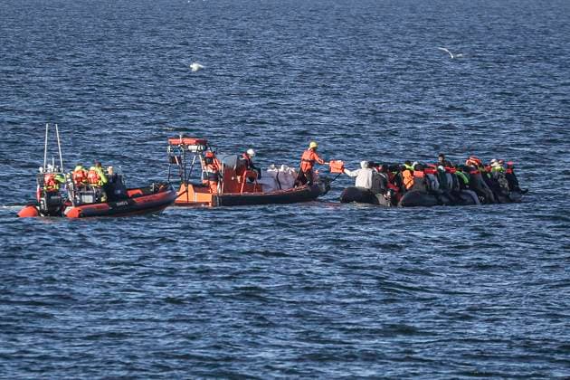 IMMIGRANTS, EXILE, SMALL BOAT, PHOTOPQR, WEST FRANCE, Charles BURY, MERVILLE, FRANCEVILLE, September 21, 2026: About fifty people seeking asylum in a small boat, which had left Port-en-Bessin this morning, they made a stop at the beach in Merville-Franceville, escorted by the SNSM, to pick up a few people, and set off again for the British coast. Here in Merville Franceville, Calvados, Normandy, the SNSM is distributing life jackets to the migrants. Photo by Charles Bury, Ouest France. MERVILLE FRANCEVILLE September 21, 2026. Around fifty people seeking to cross the Channel in a small boat—having set off from Port-en-Bessin this morning—stopped at the beach in Merville-Franceville, escorted by the SNSM (French sea rescue service), to pick Copyright: xPHOTOPQR OUESTxFRANCE MAXPPPxCharlesxBURYx 20260921OFR7193 20260921OFR7193