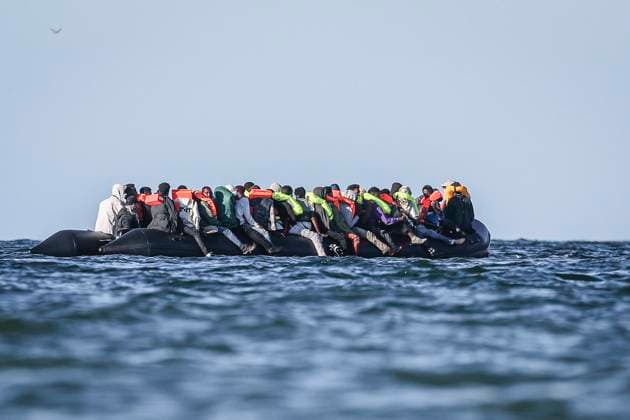 IMMIGRANTS, EXILE, SMALL BOAT, PHOTOPQR, WEST FRANCE, Charles BURY, MERVILLE FRANCEVILLE, September 21, 2026: About fifty people seeking exile in a small boat, which had departed from Port-en-Bessin this morning, stopped on the beach at Merville-Franceville, escorted by the SNSM, to pick up a few people before setting off again for the British coast. Here in Merville-Franceville, Calvados, Normandy. Photo by Charles Bury, Ouest France. MERVILLE FRANCEVILLE September 21, 2026. About fifty people seeking to cross the Channel in a small boat—having set out from Port-en-Bessin this morning—stopped at the beach in Merville-Franceville under the escort of the SNSM, the French sea rescue service, to pick up a few more people before heading toward Copyright: xPHOTOPQR OUESTxFRANCE MAXPPPxCharlesxBURYx 20260921OFR7189 20260921OFR7189