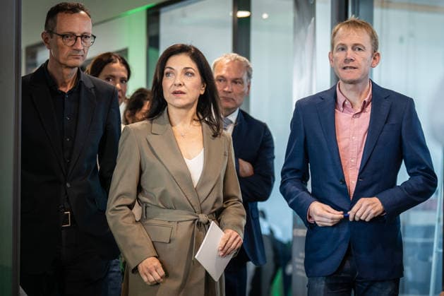 Katherina Reiche, Deutsche Bundesministerin für Wirtschaft und Energie, hält ein Grußwort anlässlich der Eröffnung des Produktionsstandorts, mit Will Marshall, Co-Founder and CEO, Planet Labs (rechts), Walther Pelzer, Vorstand DLR Deutsches Zentrum für Luft- und Raumfahrt (Mitte hinter der MInsterin) und Martin Polak, Managing Director, Planet Labs Germany GmbH;Eröffnung Produktionsstandort für Satelliten in Berlin - Planet Labs Germany GmbH, Berlin Berlin Deutschland Friedrich-Krause-Ufer 17a