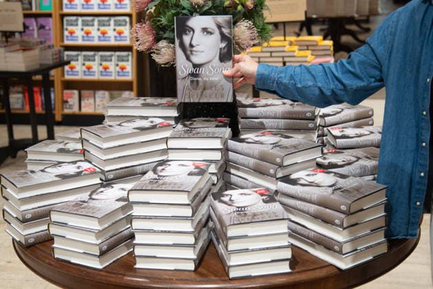 Charles Spencer, Earl Spencer s Diana Memorial Swan Song: Diana, My Sister released Today - Waterstones Piccadilly, London, UK - Tuesday 22 September 2026 A general view of Earl Spencer s (Charles Spencer) new book, a memorial of his late sister Princess Diana titled Swan Song: Diana, My Sister at Waterstones Piccadilly in London, England, UK on Tuesday 22 September, 2026 which is being released today., Credit:Justin Ng Avalon UK, England, London, Waterstones Piccadilly Copyright: xJustinxNgx xAvalonx 1137214078