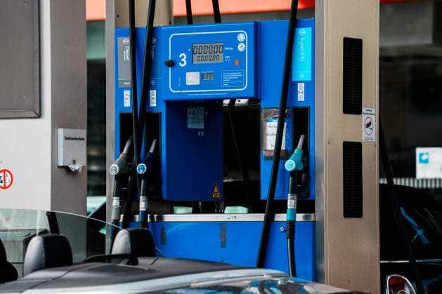 Deutschland, Tankstelle in Aachen: Cabrio, Auto an Zapfsäule, Tankpistole, Tankpreise, Preise, Rabatt, Bundesregierung, Tankrabatt, Preisdeckel, Tankkosten, Diesel, Benzin, E10, Belastung, Öl, Rohöl, Spritpreis, Kraftstoff, Energiekrise, Esso, Exxon, ExxonMobil, Rekordpreise Copyright: xThiemoxRudolphx